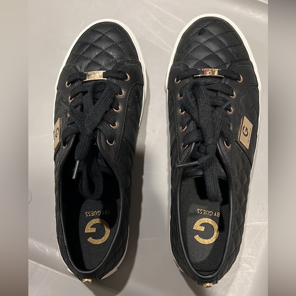 Women’s sneakers size 10